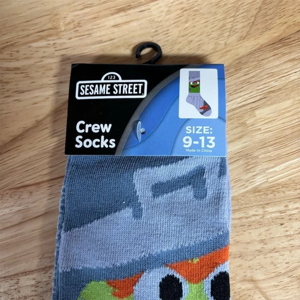 Sesame Street Oscar the Grouch‎ Crew Socks Mens Size 9-13 Gray Green Text